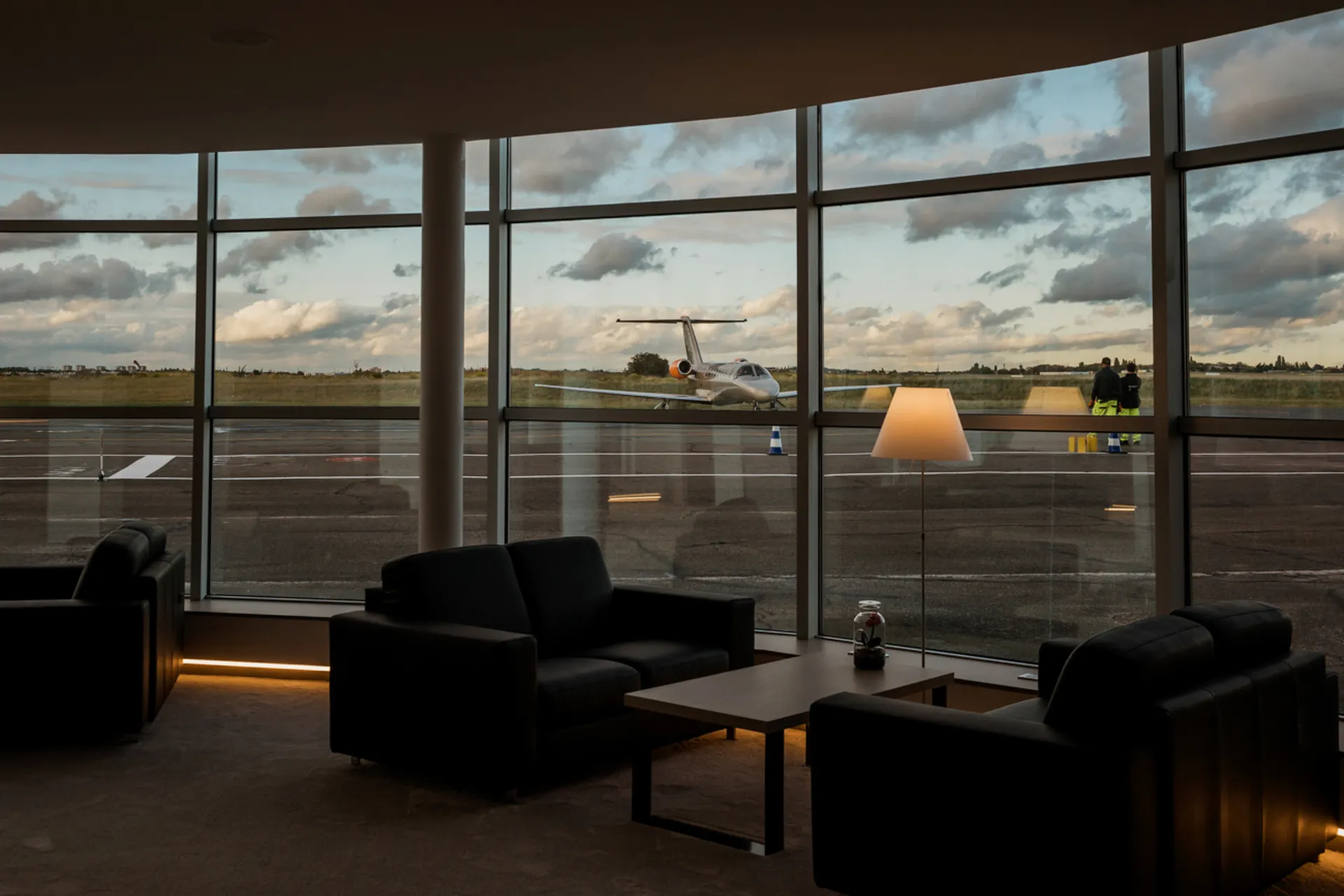 salon d'aéroport avec vue sur la piste