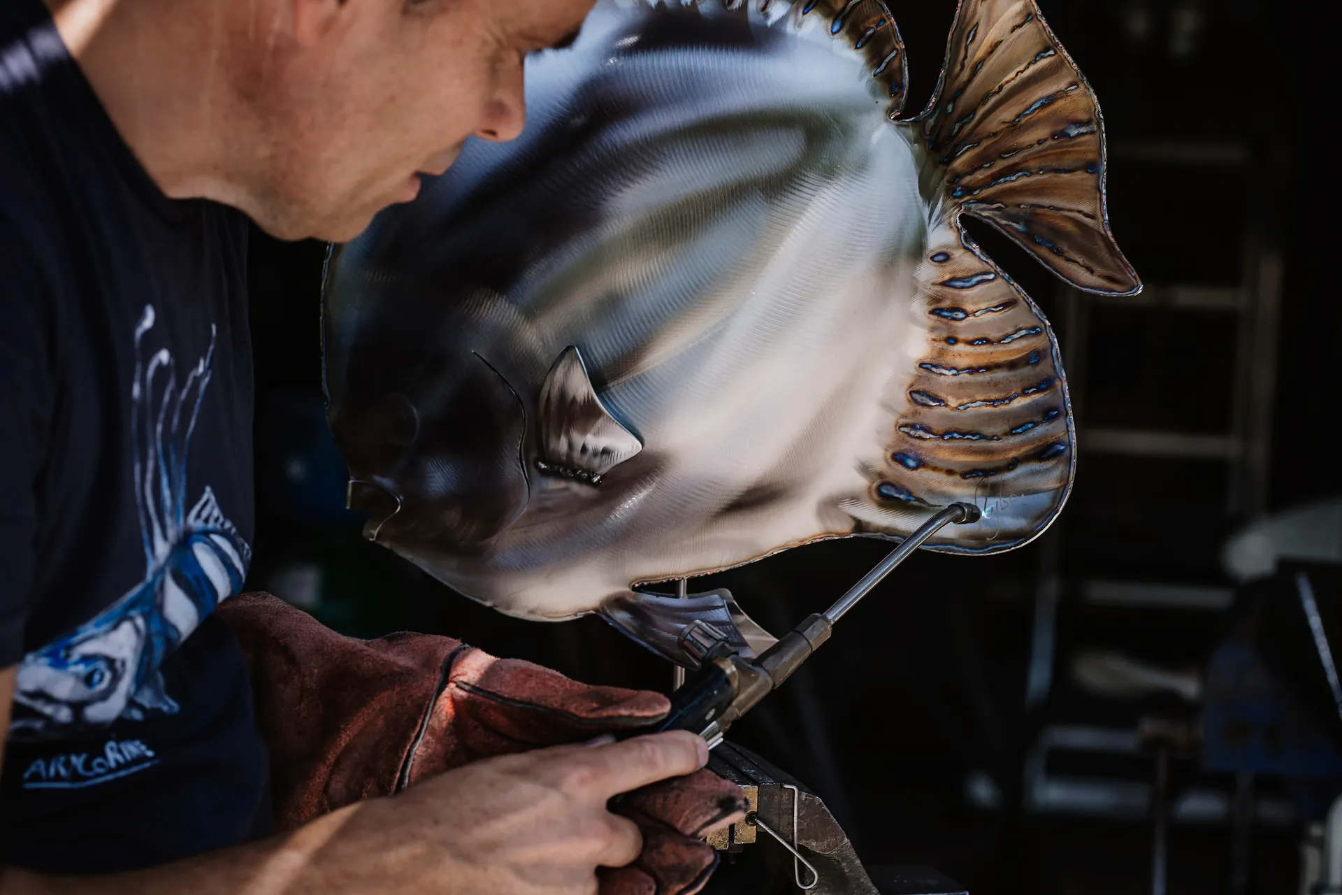 gros plan sur un poisson de métal