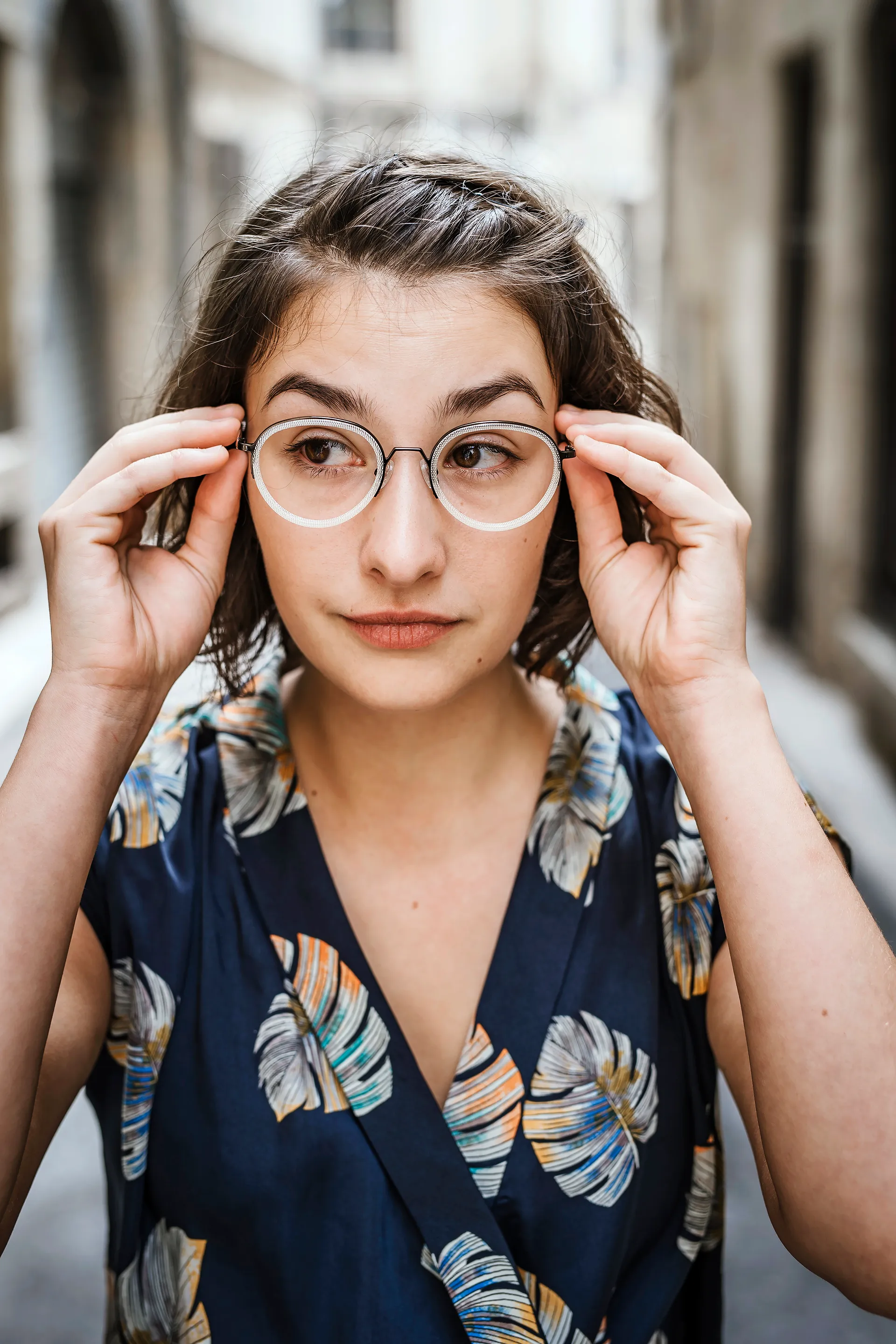 une jeune femme ajuste une paire de lunettes sur son visage