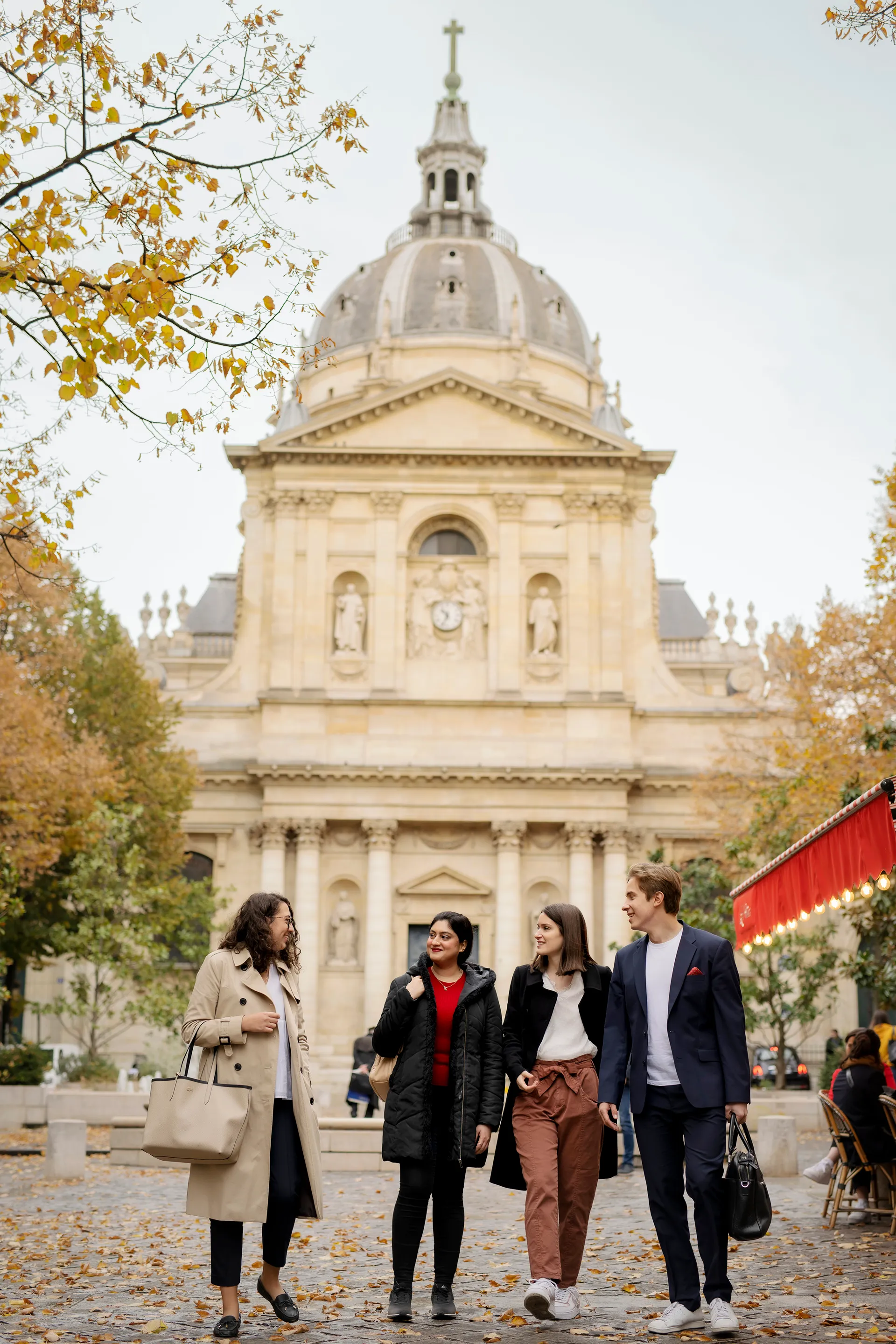 Jeunes étudiants devant la sorbonne Paris