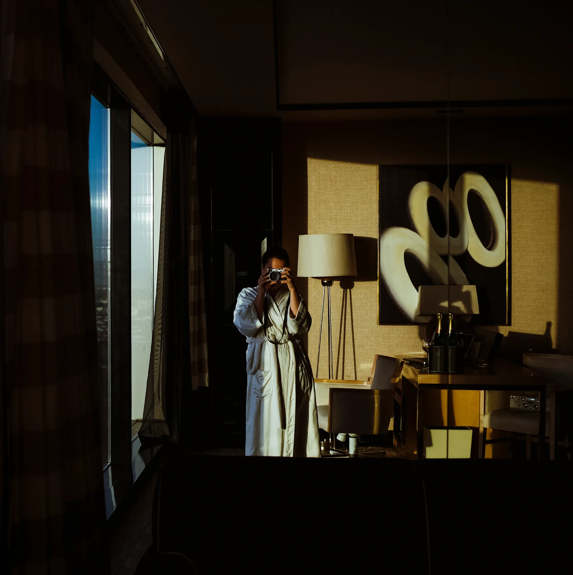 Autoportrait dans une chambre d'hôtel, de la série Closer than they appear