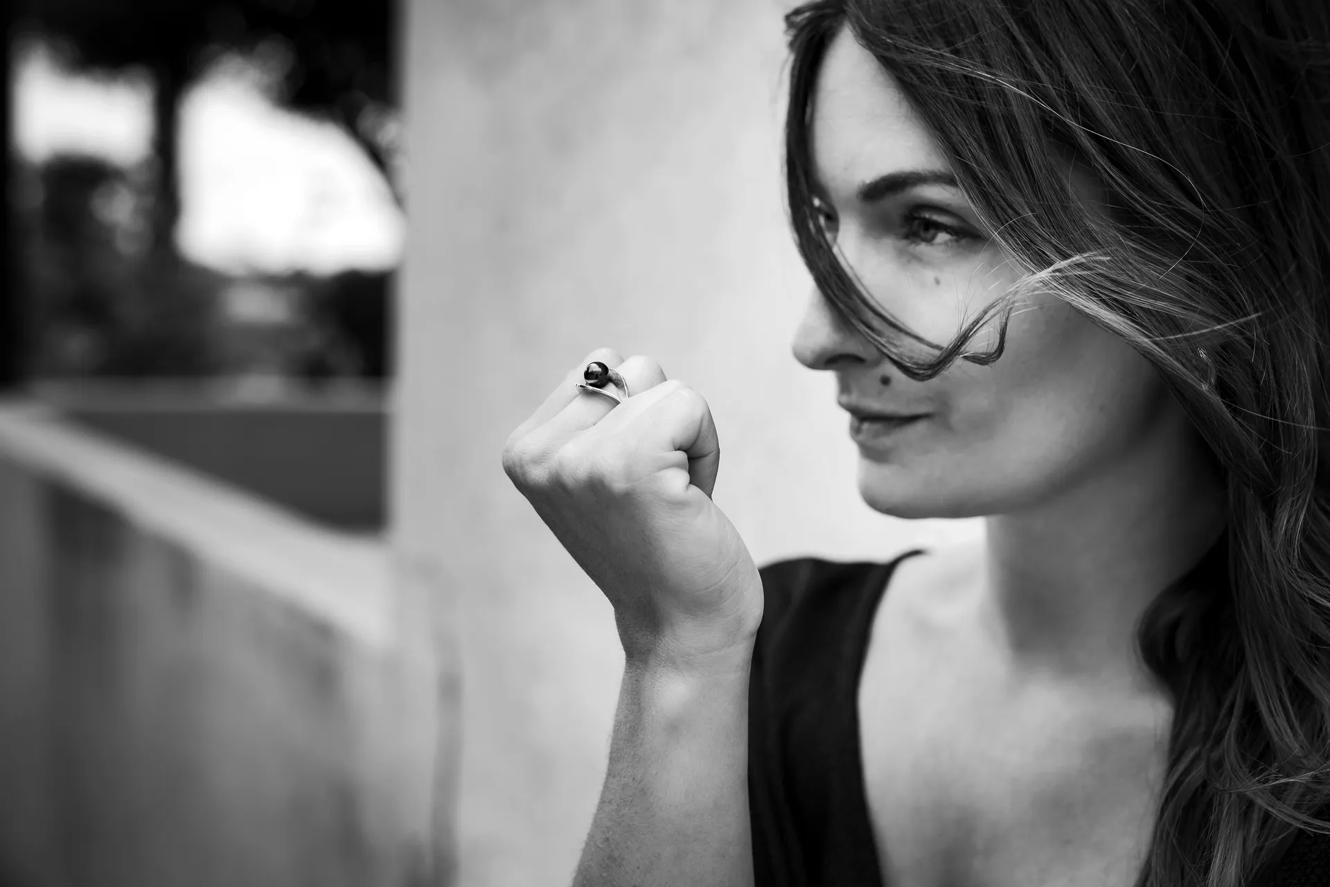 portrait en noir et blanc d'une femme serrant son poing pour montrer une bague