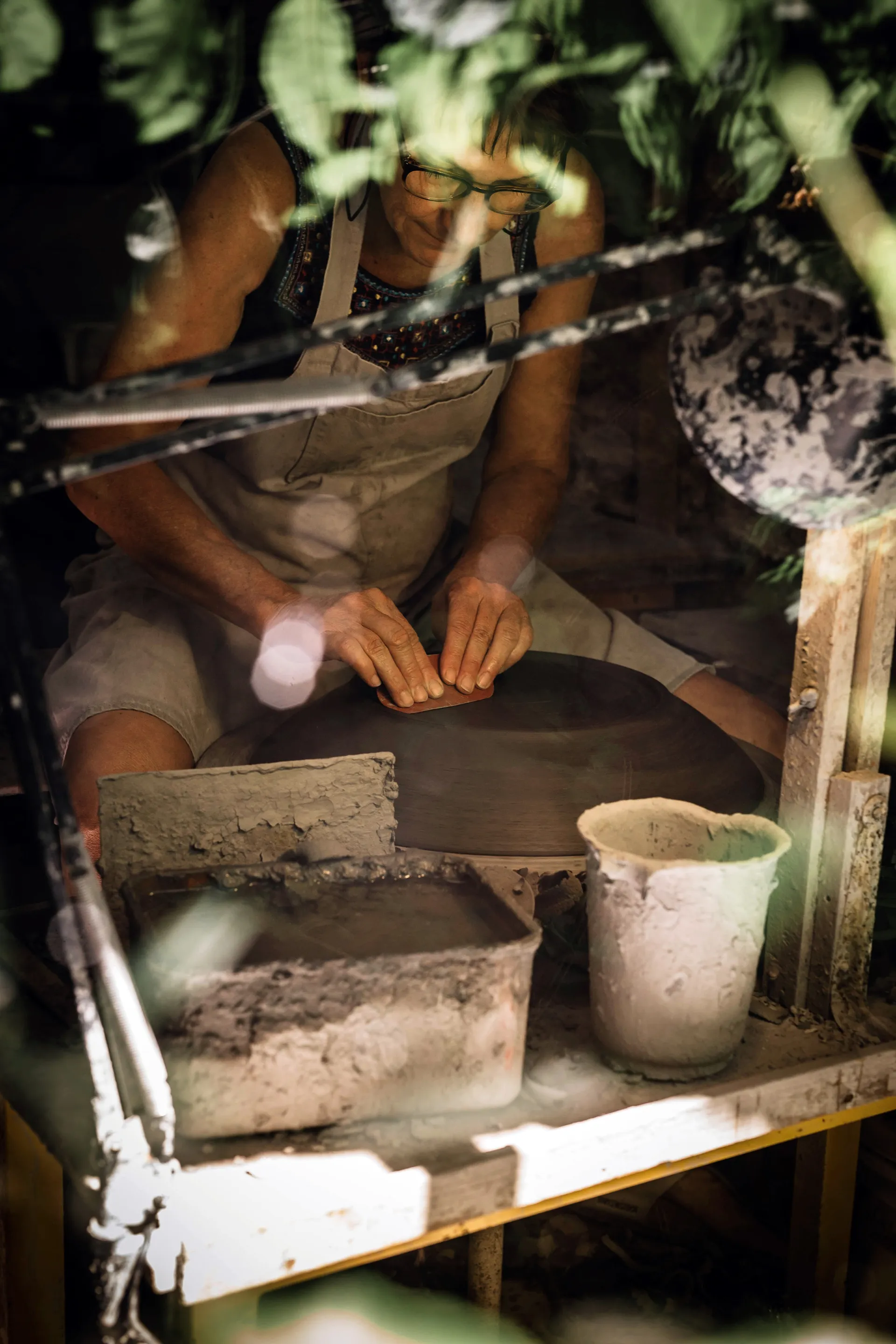 la céramiste travaillant à son tour de poterie
