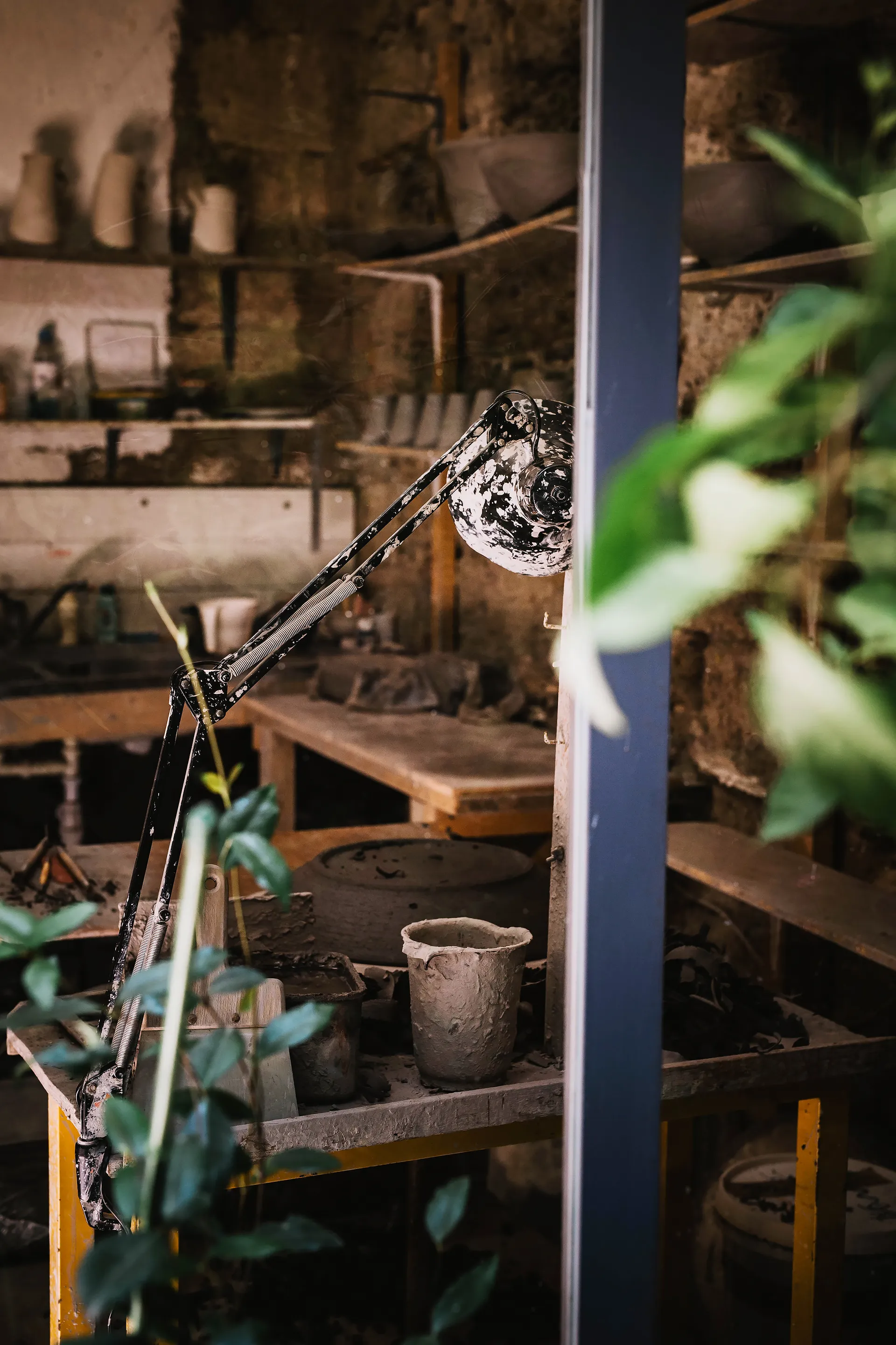 une lampe d'atelier couverte de traces d'argile au milieu de l'atelier