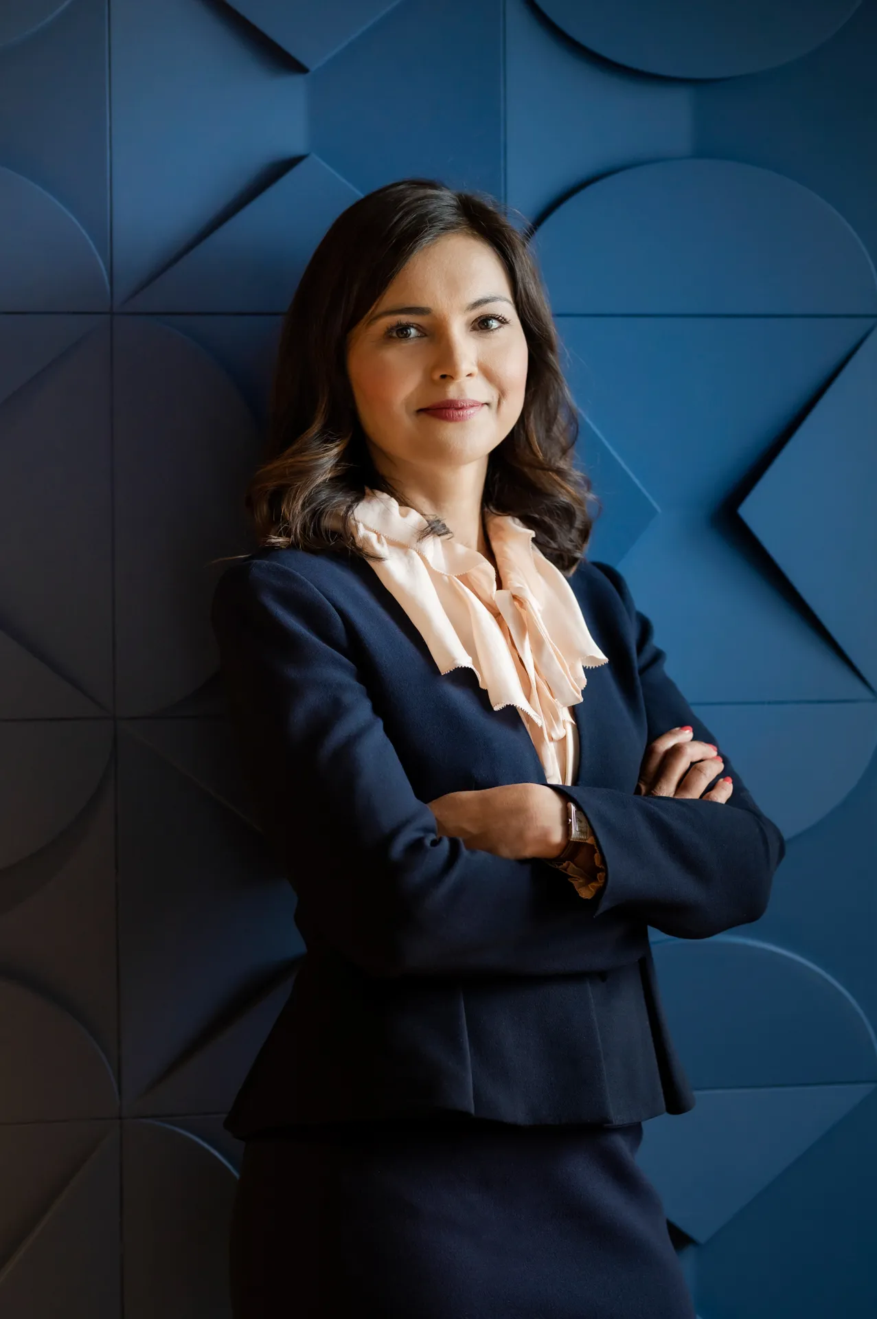 Portrait corporate femme sur fond bleu
