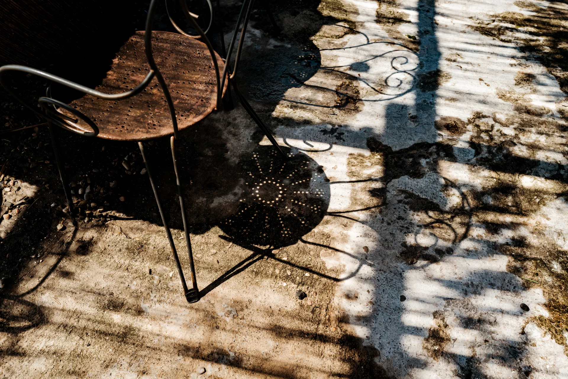 ambiance : chaise en fer forgée sur la terrasse du mas