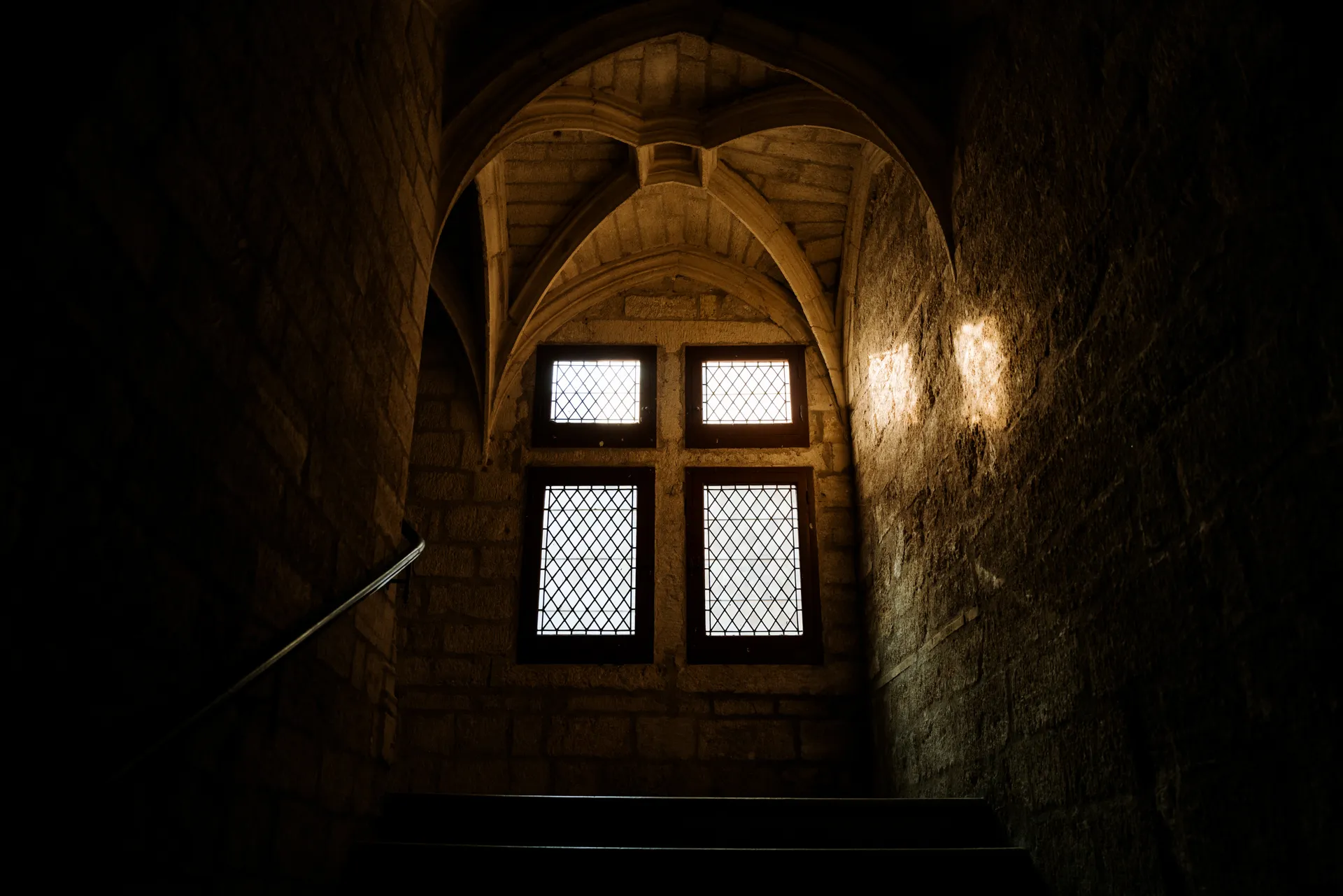 jeu de lumières dans une cage d'escaliers ancienne