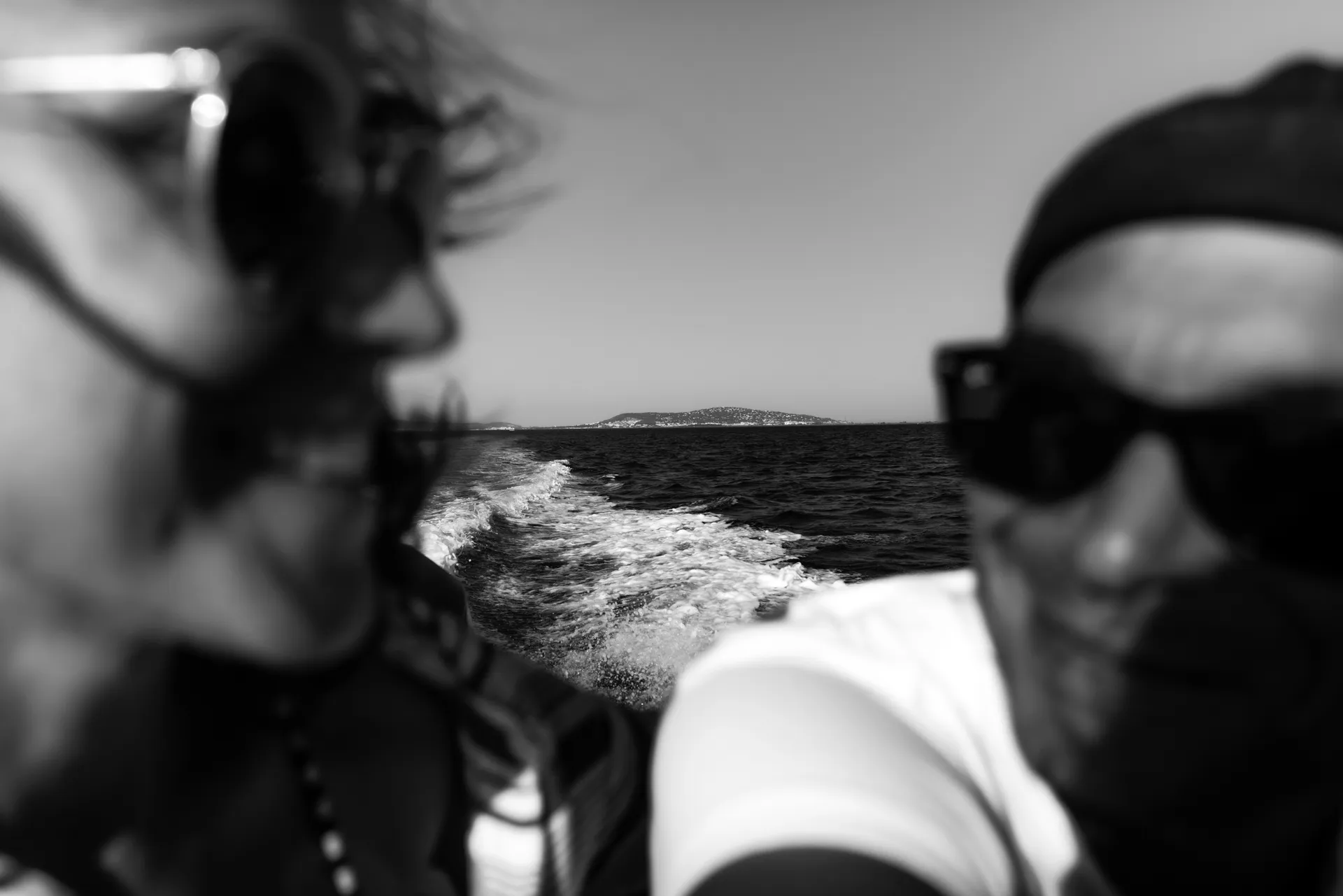portrait d'un couple en noir et blanc sur un bateau, Sète au loin