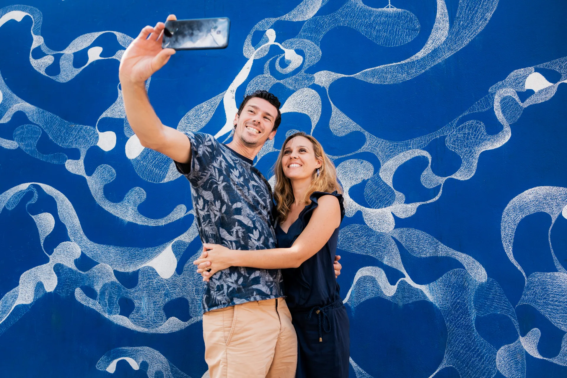 selfie en couple devant une œuvre de street-art à Sète
