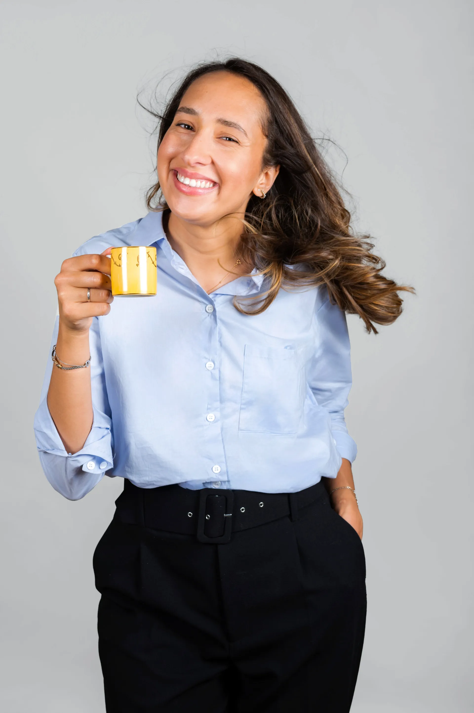 portrait studio d'une femme qui tient une tassse de café