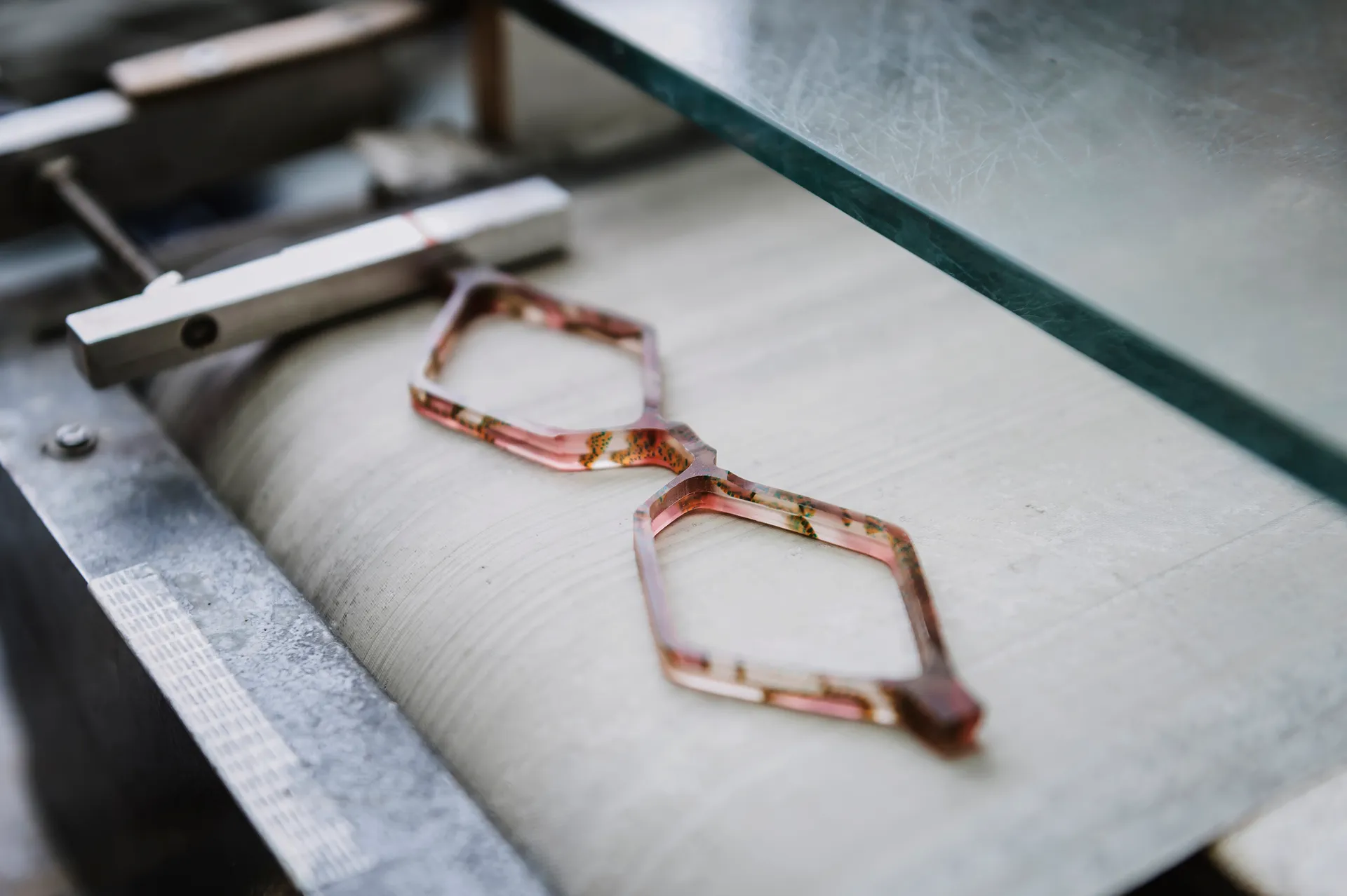 gros plan sur la fabrication d'un monture de lunettes