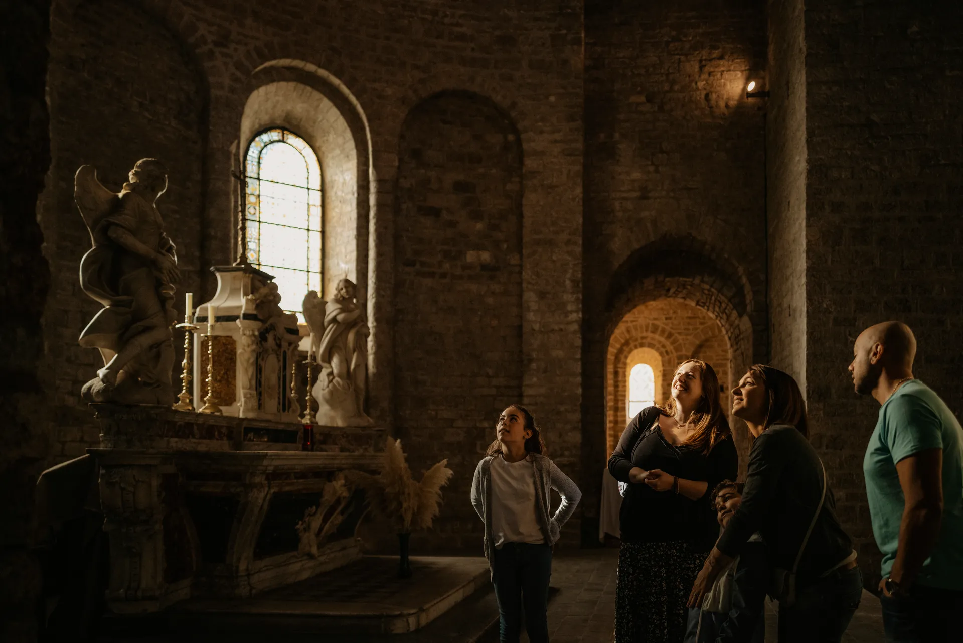 une famille visite l'église de St Guilhme le Désert
