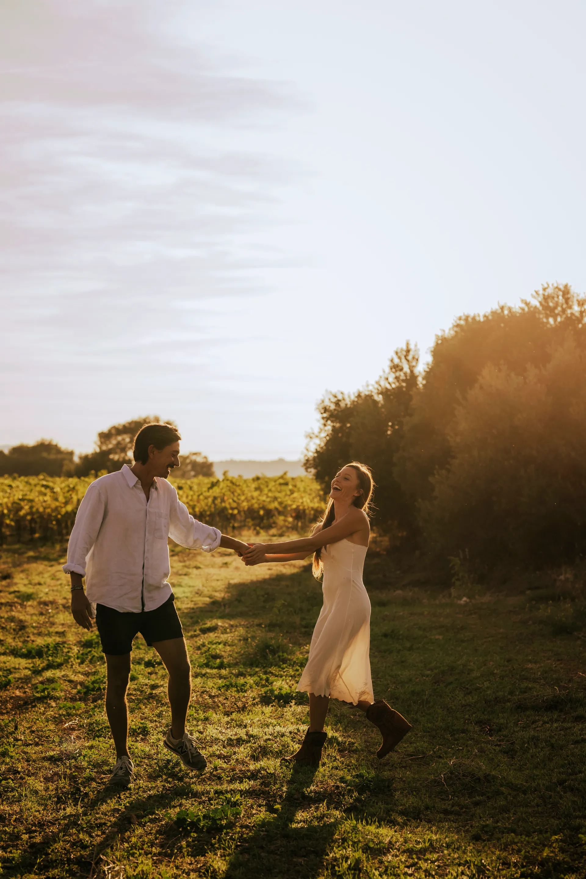 promenade en couple dans les vignes au coucher du soleil